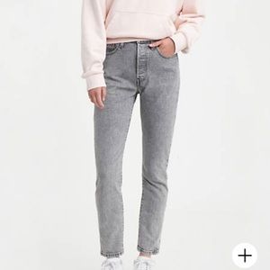 Levi’s 501 Skinny in Grey